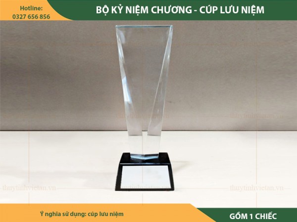 Cúp thủy tinh lưu niệm